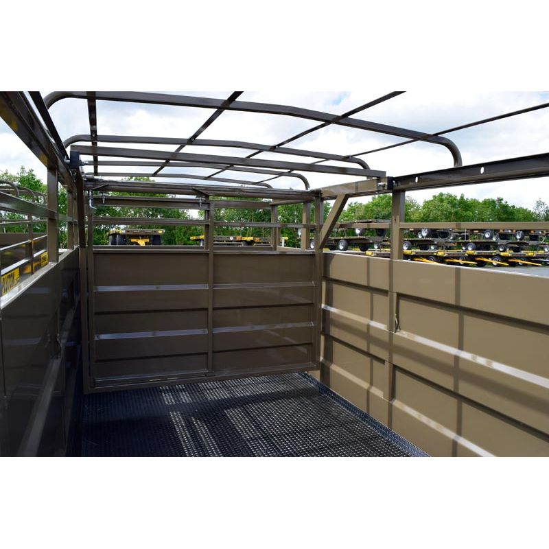 Cloison intérieure de bétaillère coulissante avec 1 porte sectionnelle - Cosnet Agricole Cloison intérieure de bétaillère coulissante avec 1 porte sectionnelle - Cosnet Agricole