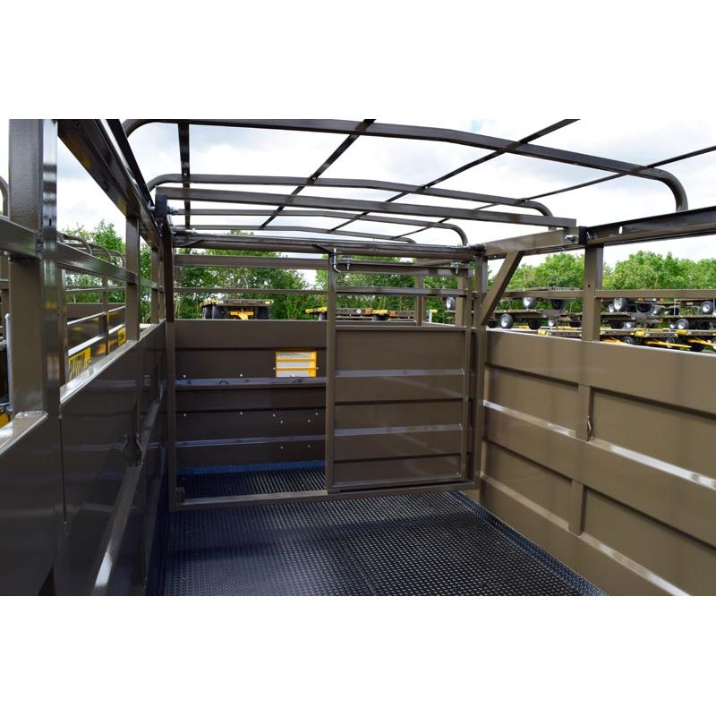 Cloison intérieure de bétaillère coulissante avec 1 porte sectionnelle - Cosnet Agricole Cloison intérieure de bétaillère coulissante avec 1 porte sectionnelle - Cosnet Agricole