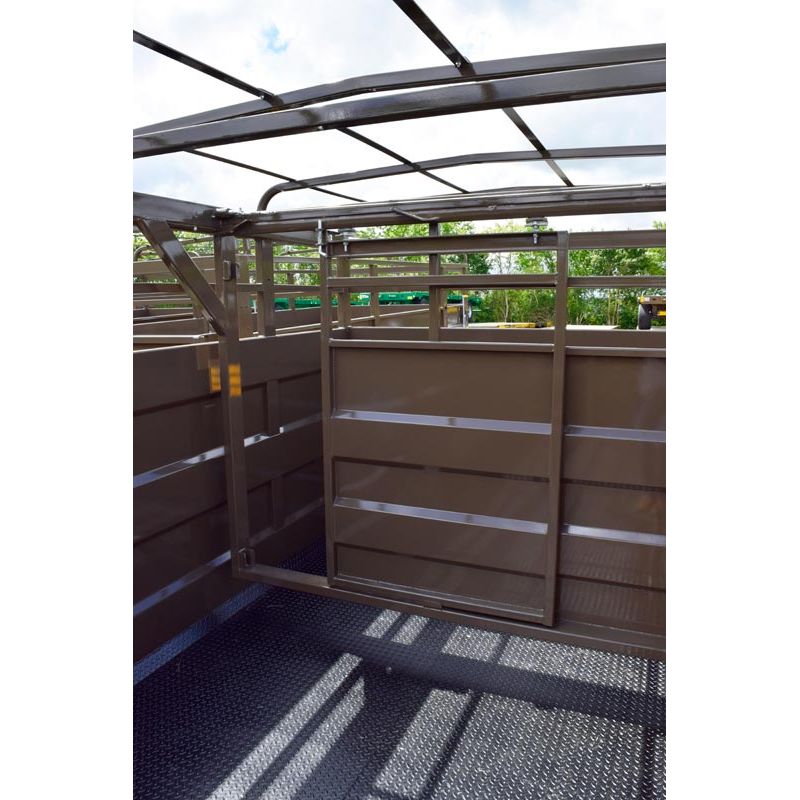 Cloison intérieure de bétaillère coulissante avec 1 porte sectionnelle - Cosnet Agricole Cloison intérieure de bétaillère coulissante avec 1 porte sectionnelle - Cosnet Agricole