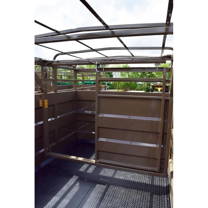 Cloison intérieure de bétaillère coulissante avec 1 porte sectionnelle - Cosnet Agricole Cloison intérieure de bétaillère coulissante avec 1 porte sectionnelle - Cosnet Agricole