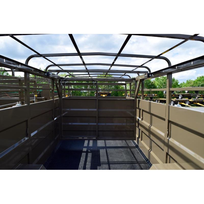 Cloison intérieure de bétaillère coulissante avec 1 porte sectionnelle - Cosnet Agricole Cloison intérieure de bétaillère coulissante avec 1 porte sectionnelle - Cosnet Agricole