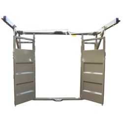 Cloison intérieure de bétaillère coulissante avec 2 portes battantes et volets passage de roue - Cosnet Agricole