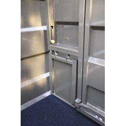 Cloison intérieure de bétaillère coulissante avec 2 portes battantes et volets passage de roue - Cosnet Agricole