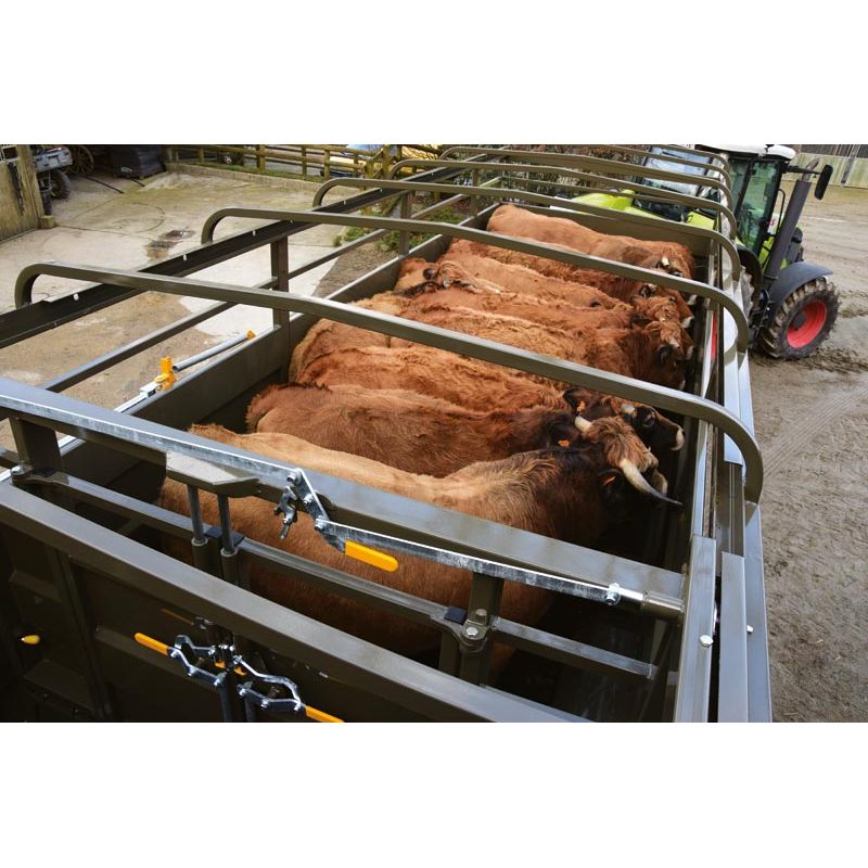 Cloison intérieure de bétaillère coulissante avec 2 portes battantes et volets passage de roue - Cosnet Agricole