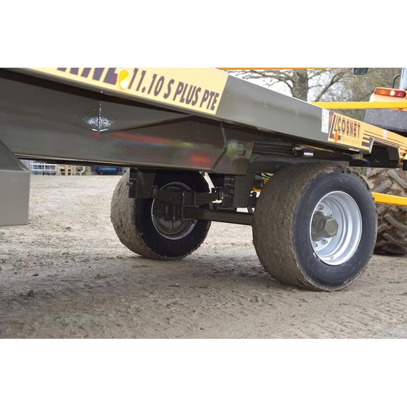 Plateau fourrager 6 roues SATURNE 11.10 S PLUS PTE - Freinage Hydraulique - Pneu 385/65 - Cosnet Agricole Plateau fourrager 6 roues SATURNE 11.10 S PLUS PTE - Freinage Hydraulique - Pneu 385/65 - Cosnet Agricole