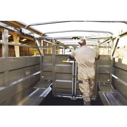 Cloison intérieure de bétaillère coulissante avec 2 portes battantes et volets passage de roue - Cosnet Agricole