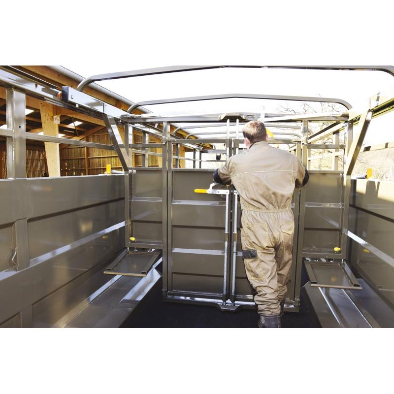 Cloison intérieure de bétaillère coulissante avec 2 portes battantes et volets passage de roue - Cosnet Agricole