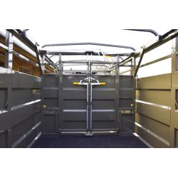 Cloison intérieure de bétaillère coulissante avec 2 portes battantes et volets passage de roue - Cosnet Agricole
