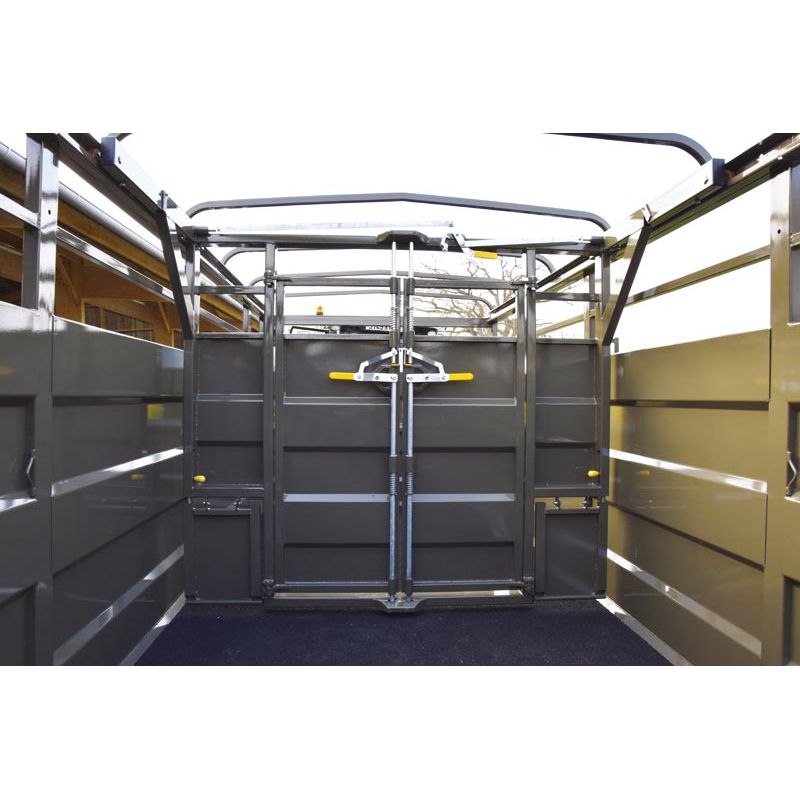 Cloison intérieure de bétaillère coulissante avec 2 portes battantes et volets passage de roue - Cosnet Agricole