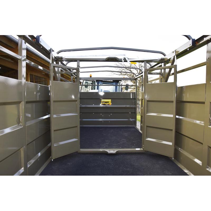 Cloison intérieure de bétaillère coulissante avec 2 portes battantes et volets passage de roue - Cosnet Agricole